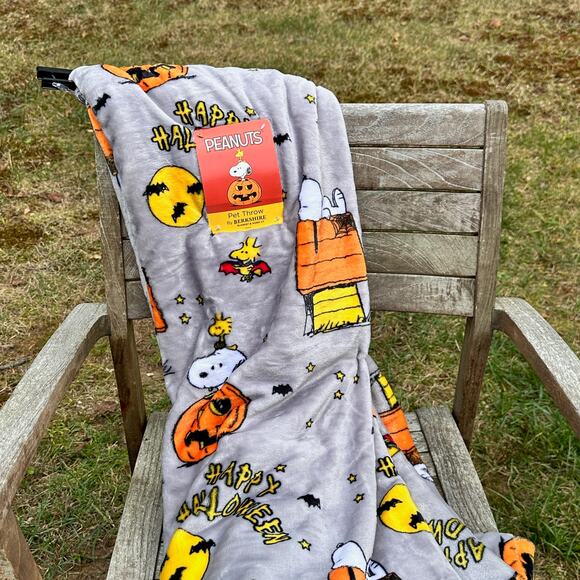 NEW Peanuts Snoopy Great Pumpkin Halloween 50x70” Gray Snuggly Throw Blanket - Picture 7 of 14